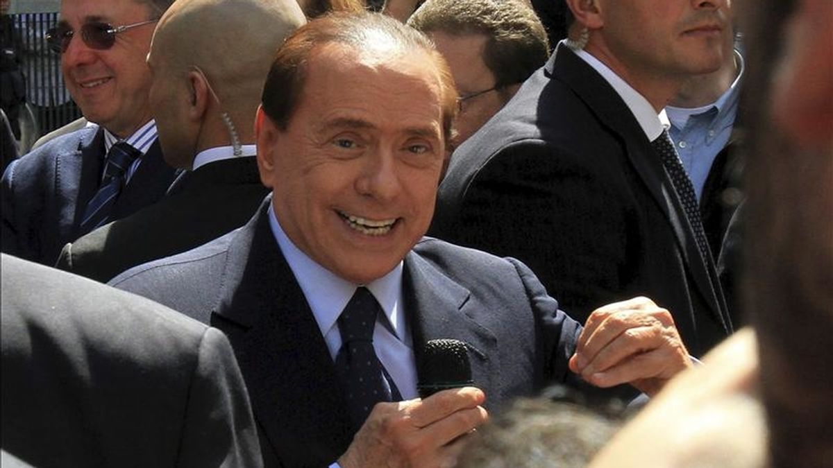 El primer ministro italiano, Silvio Berlusconi, conversa con sus seguidores frente al Tribunal Penal de Milán (Italia), hoy, lunes 11 de abril de 2011. EFE