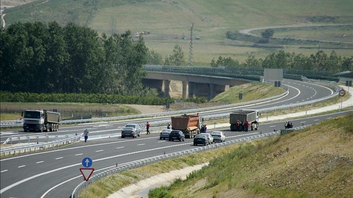Un hombre y una mujer han muerto y una niña de corta edad ha resultado herida en un accidente de tráfico ocurrido hoy en la autovía A-31 (Alicante-Madrid). EFE/Archivo
