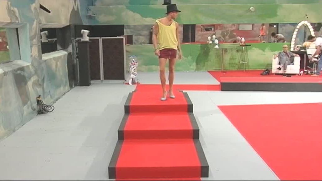 Álvaro, 'fashionista' del desfile, ler valora