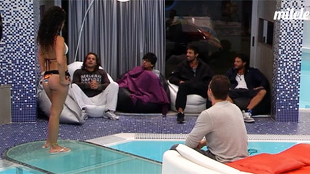 Las chicas suben la temperatura de la casa