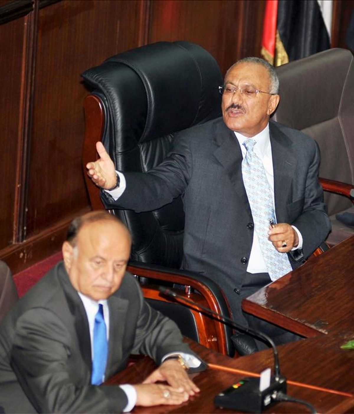 El presidente yemení, Alí Abdalá Saleh (d), se dirige al parlamento en medio de las protestas de la oposición contra su régimen en Saná, Yemen, hoy miércoles, 2 de febrero de 2011. Saleh anunció hoy que renuncia introducir enmiendas en la Constitución que le permitirían perpetuarse en el poder. EFE