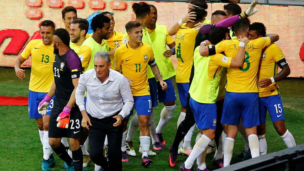 ¡Paulinho sentencia el partido ante la pasividad de la defensa argentina! (3-0) ¡Paulinho sentencia el partido ante la pasividad de la defensa argentina! (3-0)