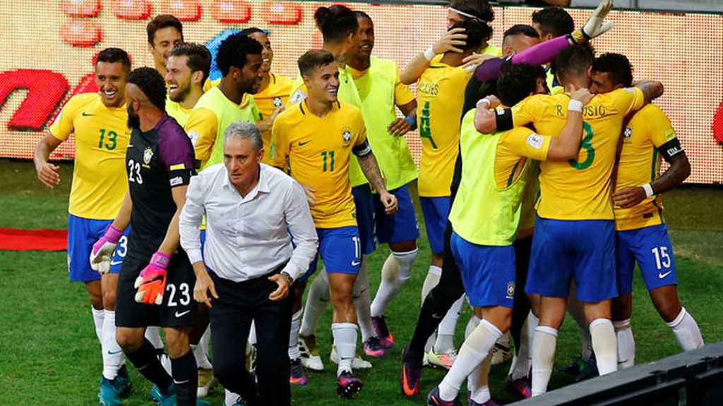 ¡Paulinho sentencia el partido ante la pasividad de la defensa argentina! (3-0)