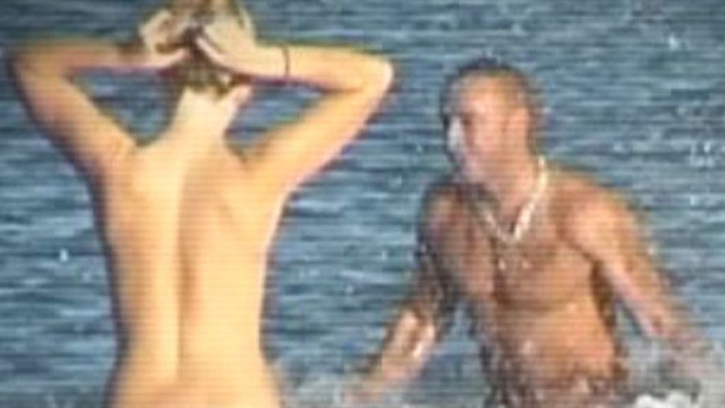 Dinio y su novia, sin ropa en la playa