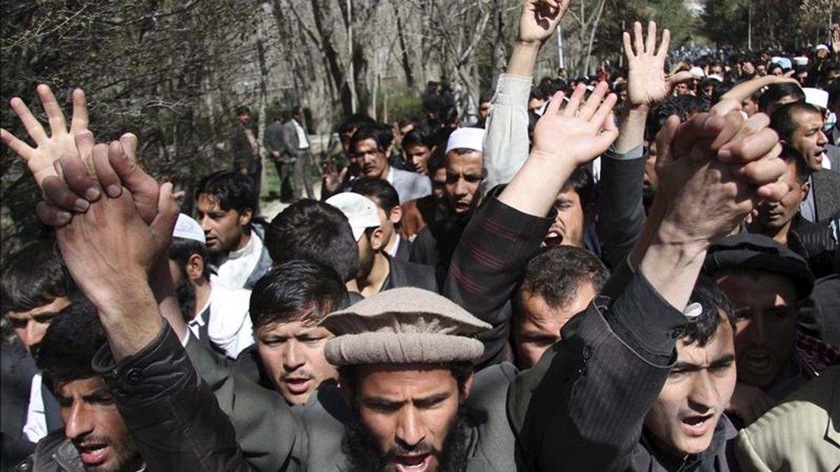 Estudiantes afganos gritan lemas en Kabul durante una protesta contra Terry Jones, pastor de la iglesia de Florida en la que fue quemado un Corán. EFE