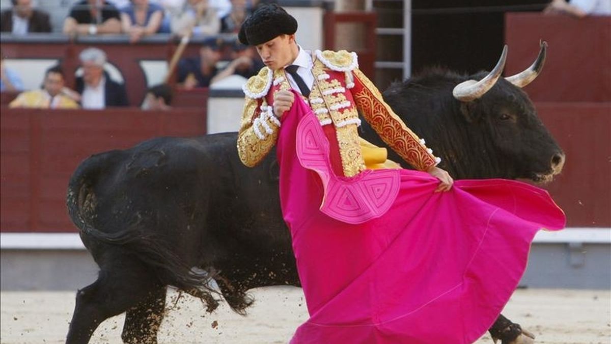 El diestro Matías Tejela durante la faena a su primero en la corrida de la Feria de San Isidro celebrada hoy en Las Ventas, en la que ha compartido cartel con Juan Bautista y Daniel Luque, con toros de Valdefresno. EFE