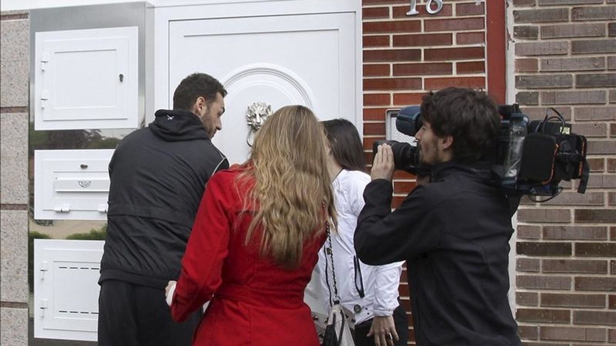 El marido de Marta Dominguez, Diego Bercianos (i) entra en su casa de Palencia asediado por periodistas a los que ha comentado que su esposa está contenta y que se encuentra bien de su embarazo. EFE