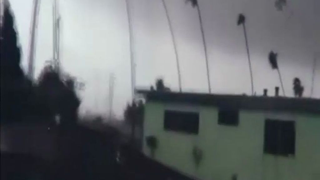 Un tornado golpea con dureza un vecindario de Los Angeles