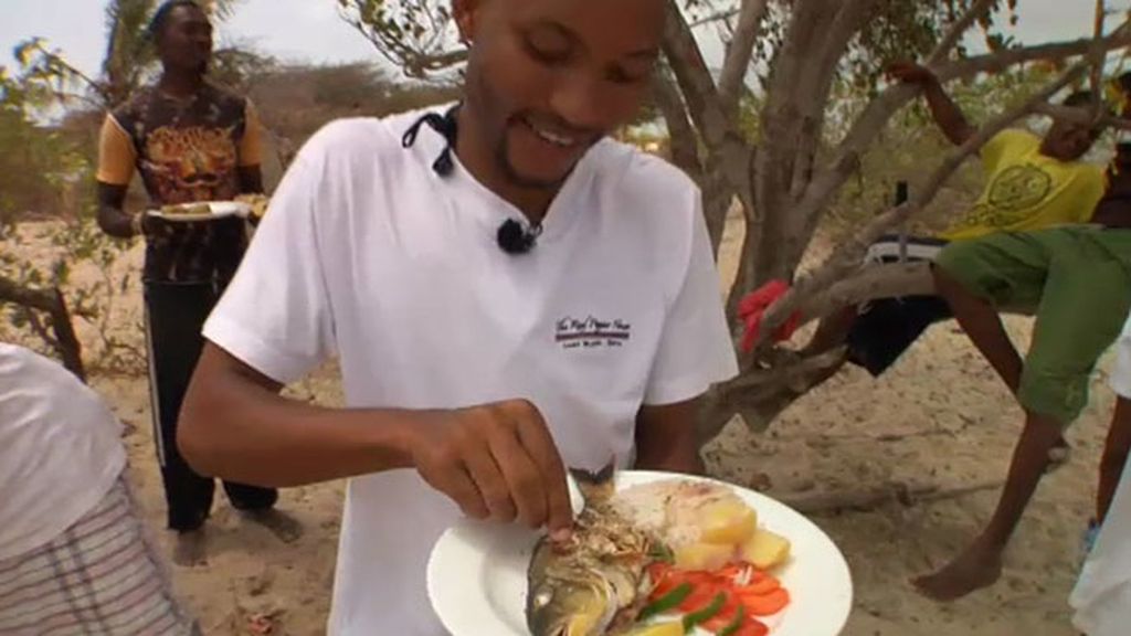 Joseph, un pescador que se basta de los recursos de la naturaleza para cocinar