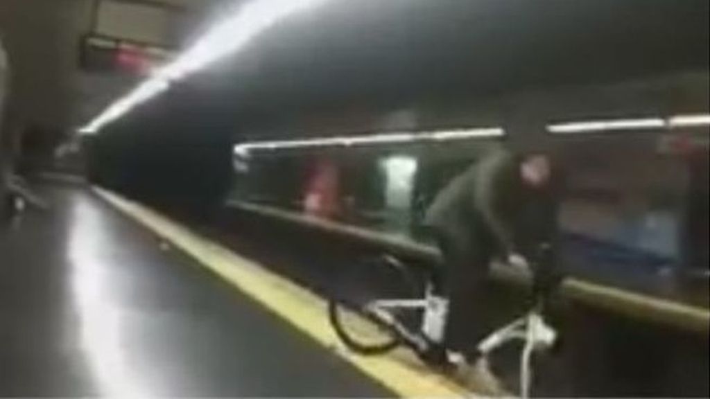 Cae a las vías tras circular en bici por el metro de Madrid