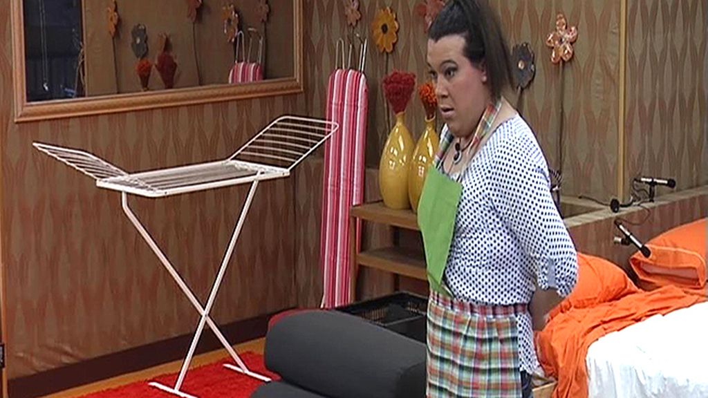 Muy parlanchina, Desi le ha hecho a Adrián un resumen de toda su vida