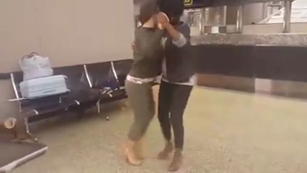 Bailar tango en el aeropuerto, la nueva moda para soportar la espera entre vuelo y vuelo