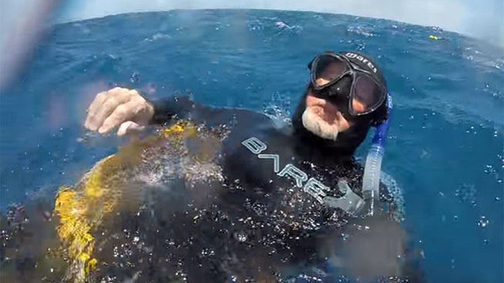 Un buzo de 68 años sobrevive 17 horas a la deriva en un mar infestado de tiburones