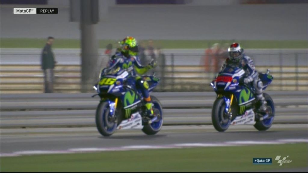 ¡Tensión! Rossi le recrimina una acción a Lorenzo y 'saltan chispas' sobre la moto