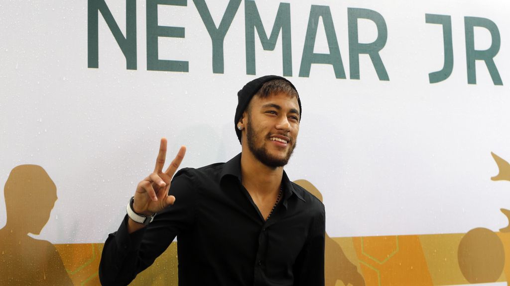 Neymar acerca el fútbol a los niños pobres de su país
