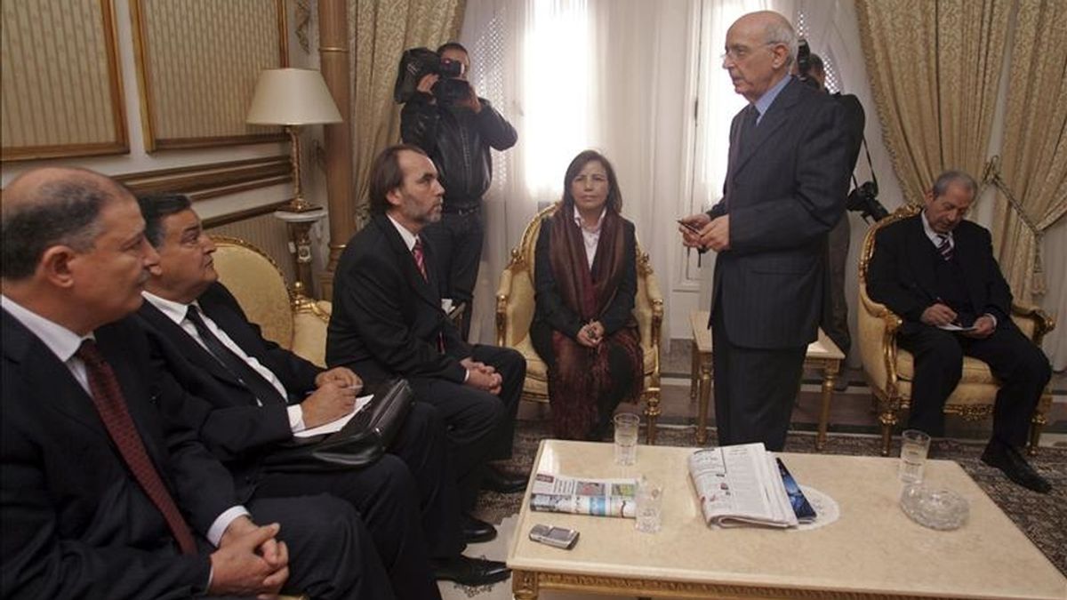 El primer ministro tunecino Mohamed Ghannouchi (2-d) conversa con los nuevos ministros del gobierno interino de Túnez, durante la ceremonia de jura de cargos celebrada en la capital tunecina. EFE