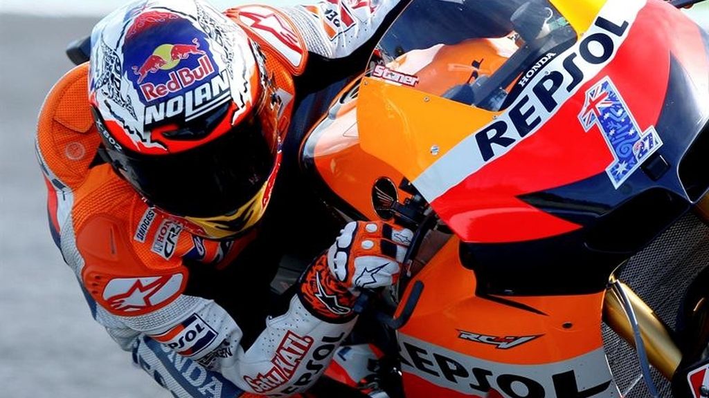 Stoner entra en una curva durante el 'Warm Up'