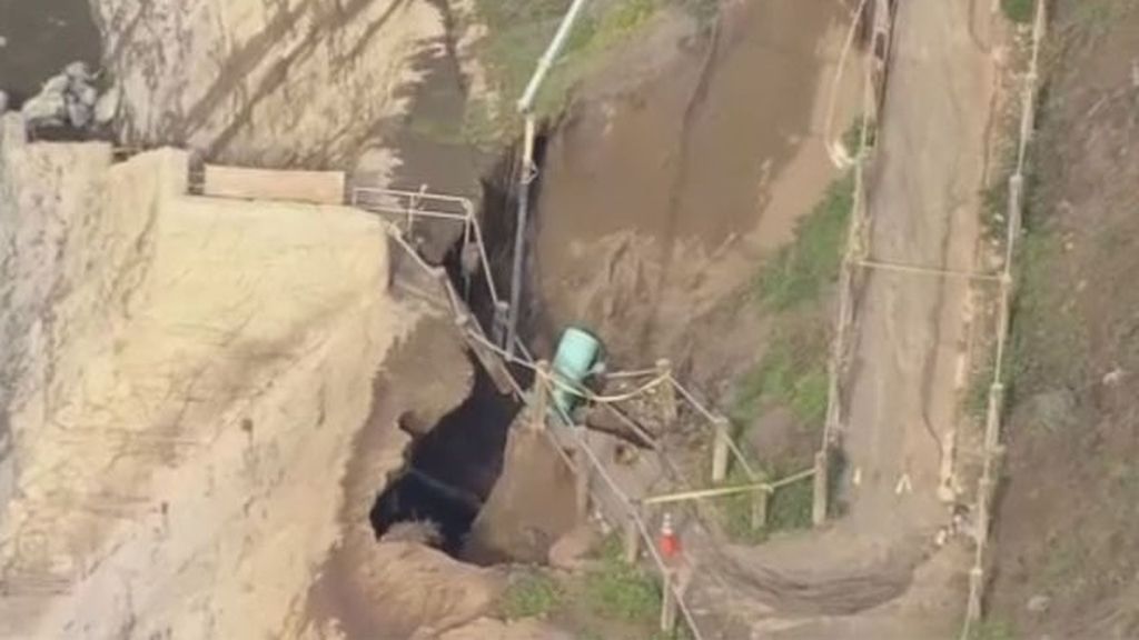 El fuerte oleaje causa un agujero de 15 metros de ancho en San Francisco