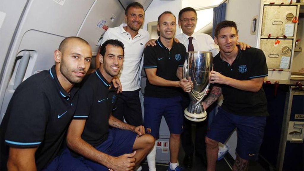 Luis Enrique y Bartomeu posan con los cuatro capitanes y la Supercopa