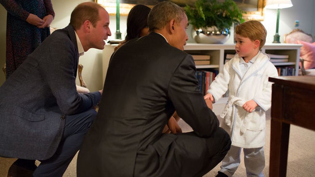 El entrañable encuentro de Obama y el príncipe George en el Palacio de Kensington