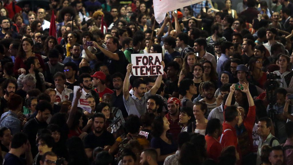 Miles de personas claman contra Temer en apoyo de Dilma Rousseff