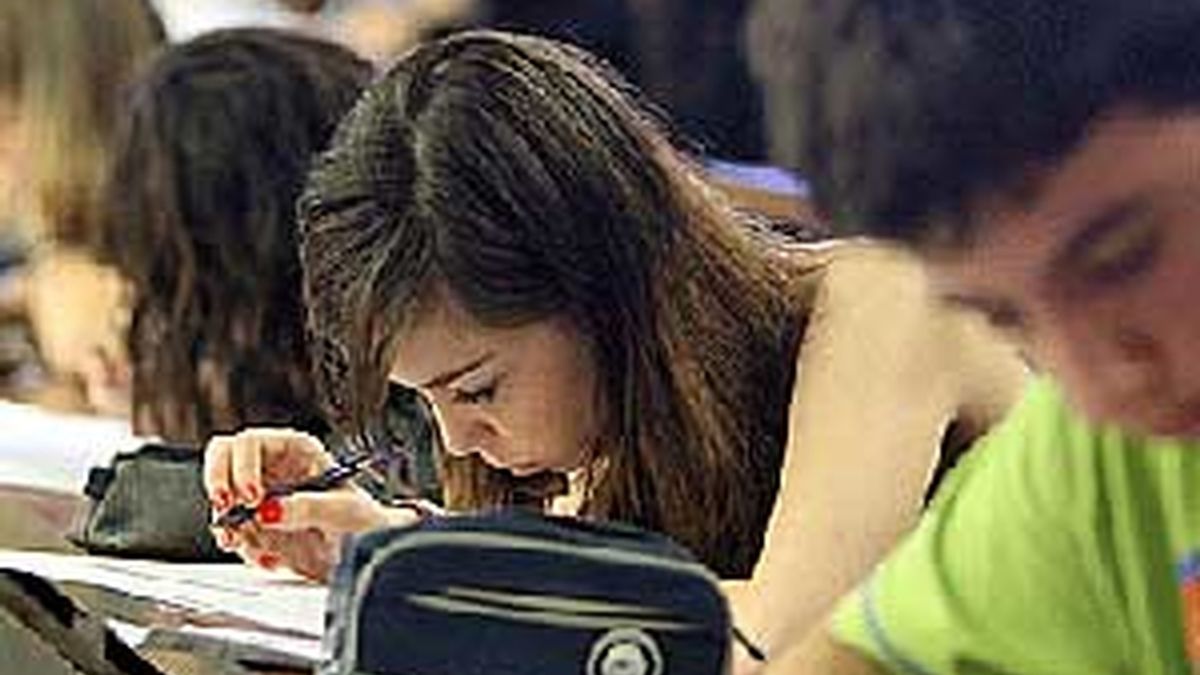 Alumnos durante uno de los test de Selectividad. Foto. EFE