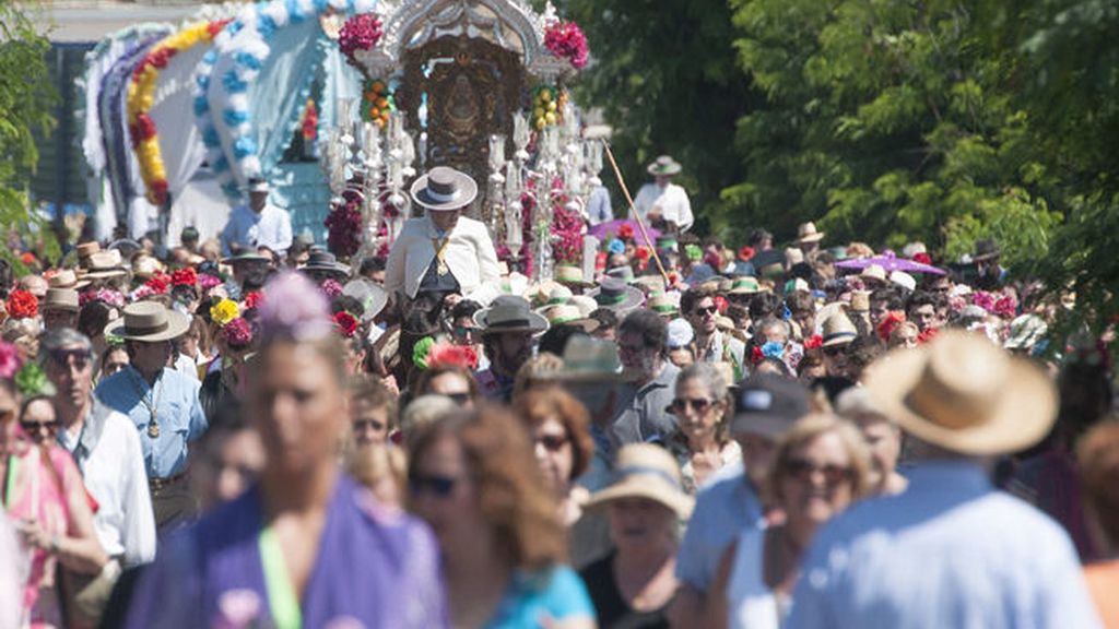 Un millón de peregrinos se congregan en la aldea del Rocío
