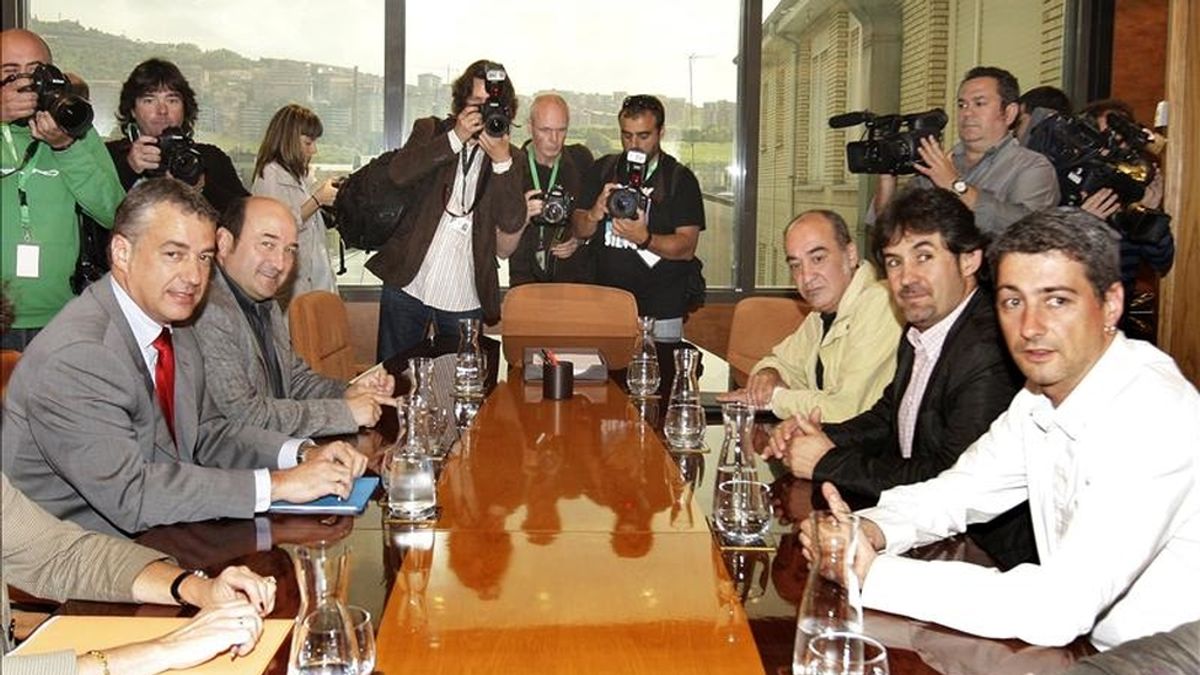 El presidente del PNV, Iñigo Urkullu (izda), y el responsable de este partido en Vizcaya, Andoni Ortuzar (2 izda), durante la reunión que mantuvieron con los portavoces de Bildu Pello Urizar (2 dcha), de EA, y Oskar Matute (dcha), de Alternatiba, y con Martín Garitano, como independiente, hoy en Bilbao. EFE