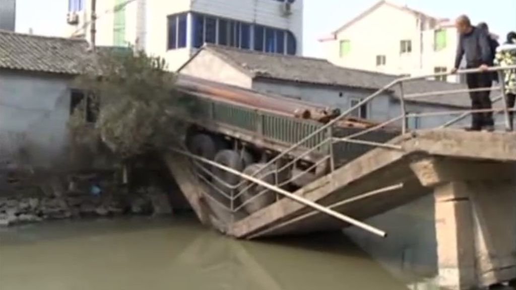Un camión hunde el único puente de acceso a la localidad china de Batou