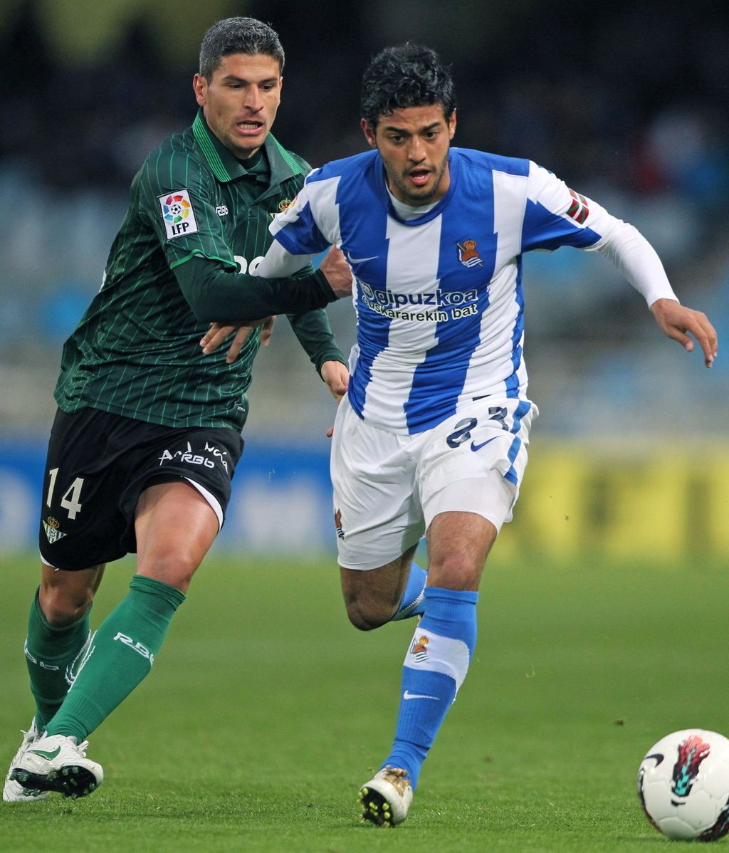 El centrocampista mexicano de la Real Sociedad Carlos Vela pugna por un balón con el jugador del Betis Salva Sevilla El centrocampista mexicano de la Real Sociedad Carlos Vela pugna por un balón con el jugador del Betis Salva Sevilla