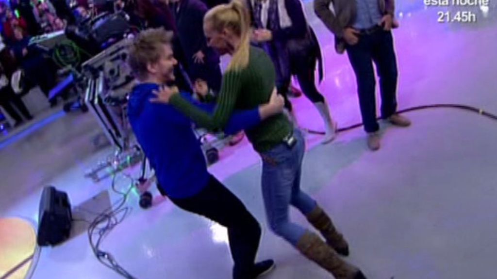 Belén Esteban, fan incondicional del cantante, sale a cantar con él