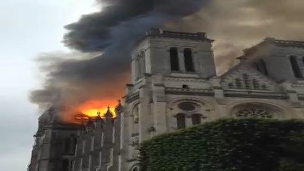 Arde la basilica de Saint-Donatien en Nantes