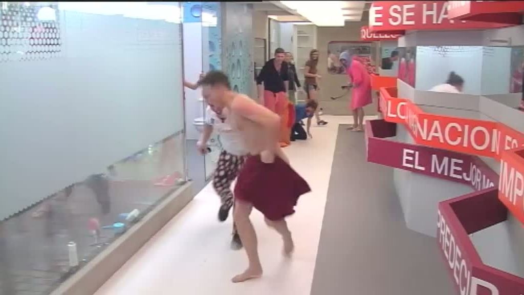 El pobre Carlos ha corrido en cueros por la casa