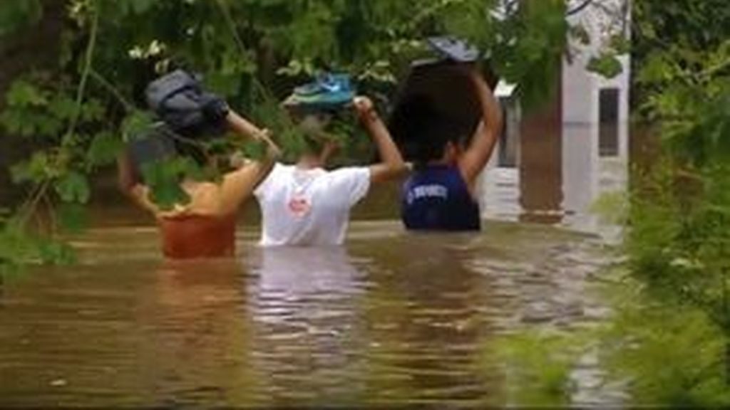 Dos desaparecidos y más de 650 evacuados por las fuertes lluvias en Argentina