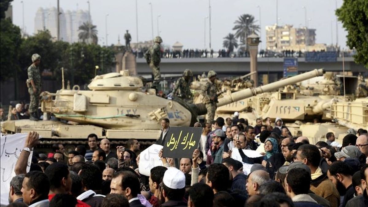 Egipcios rodean un tanque blindado durante las manifestaciones y concentraciones producidas en el centro de El Cairo. EFE