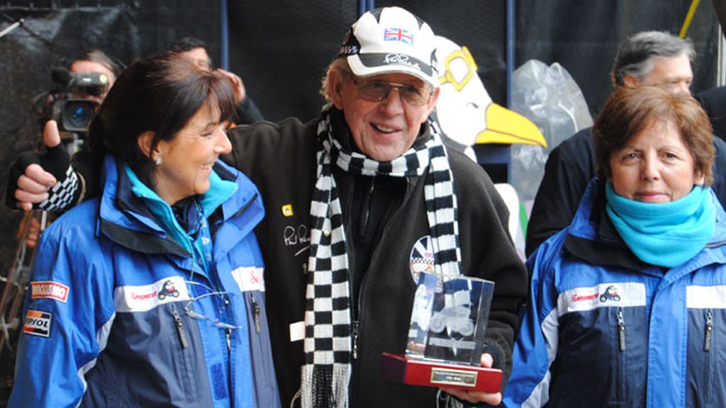 Phil Read posa con el 'Pingüino de Oro'