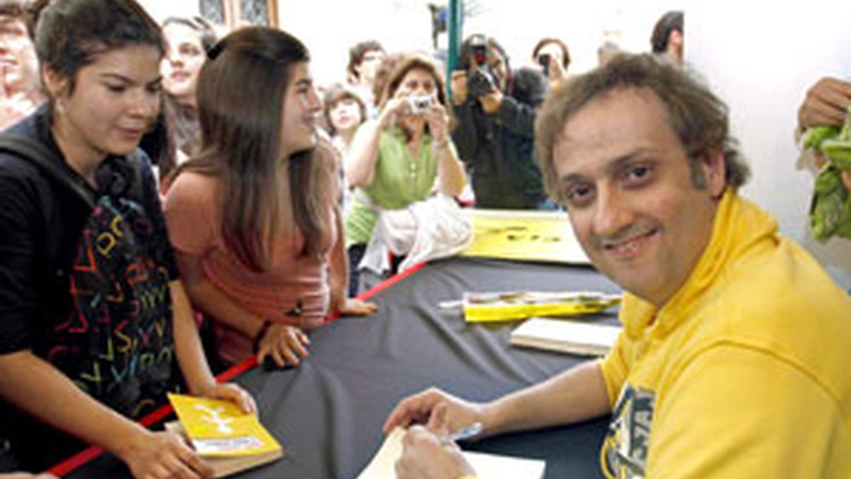 El escritor Albert Espinosa en el día del libro. FOTO: EFE