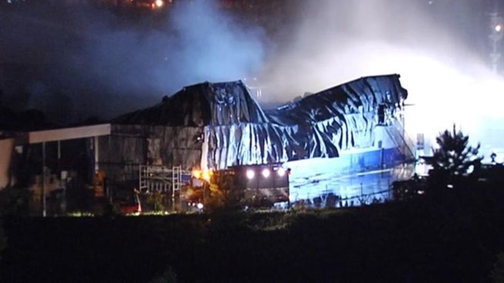 Sofocado el incendio que ha quemado una fábrica conservera en Pontevedra