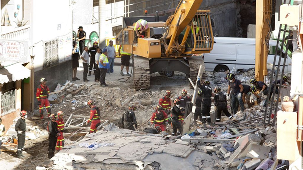Los bomberos rescatan un segundo cadáver del edificio colapsado en Tenerife