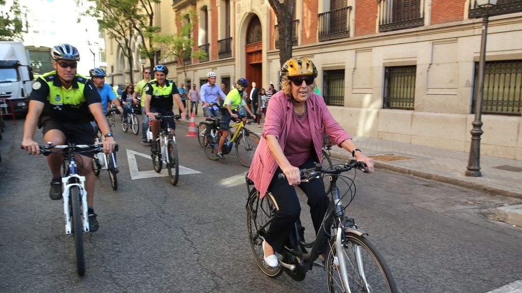 Manuela Carmena se sube a la bici para celebrar el Día sin Coches
