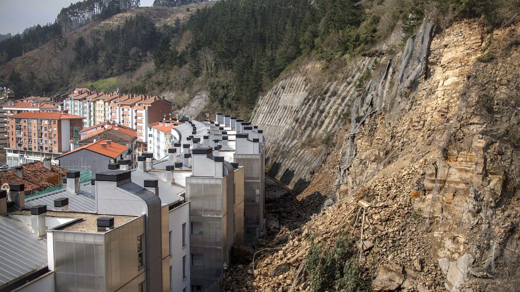 Desalojadas otras 97 familias que viven junto a la ladera de Ondarroa