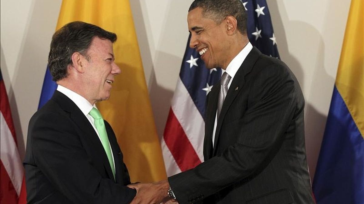 El presidente estadounidense, Barack Obama (dcha), estrecha la mano de su homólogo colombiano, Juan Manuel Santos, el pasado 24 de septiembre de 2010. EFE/Archivo