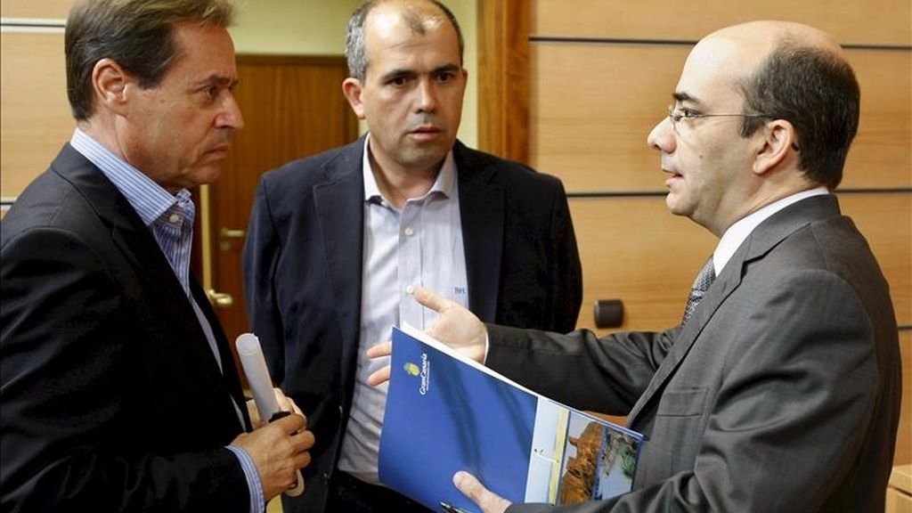 El consejero de Turismo, Comercio Exterior e Innovación Tecnológica del Cabildo de Gran Canaria, Roberto Moreno (d); el alcalde de Moya, Antonio Perera (i), y el teniente de alcalde, Daniel Ponce, conversan antes de que el primero presentara hoy la estrategia promocional que Gran Canaria realizará en la Feria Internacional de Turismo (FITUR) y una iniciativa del municipio grancanario en materia de turismo. EFE El consejero de Turismo, Comercio Exterior e Innovación Tecnológica del Cabildo de Gran Canaria, Roberto Moreno (d); el alcalde de Moya, Antonio Perera (i), y el teniente de alcalde, Daniel Ponce, conversan antes de que el primero presentara hoy la estrategia promocional que Gran Canaria realizará en la Feria Internacional de Turismo (FITUR) y una iniciativa del municipio grancanario en materia de turismo. EFE