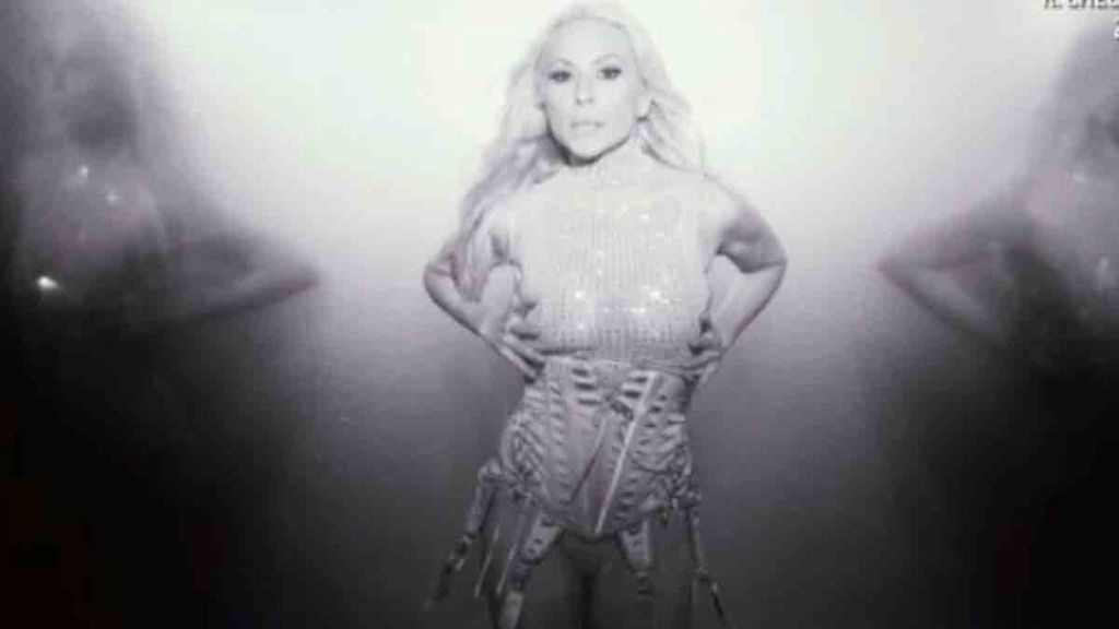 A sus 46 años, la cantante luce espectacular en su último videoclip