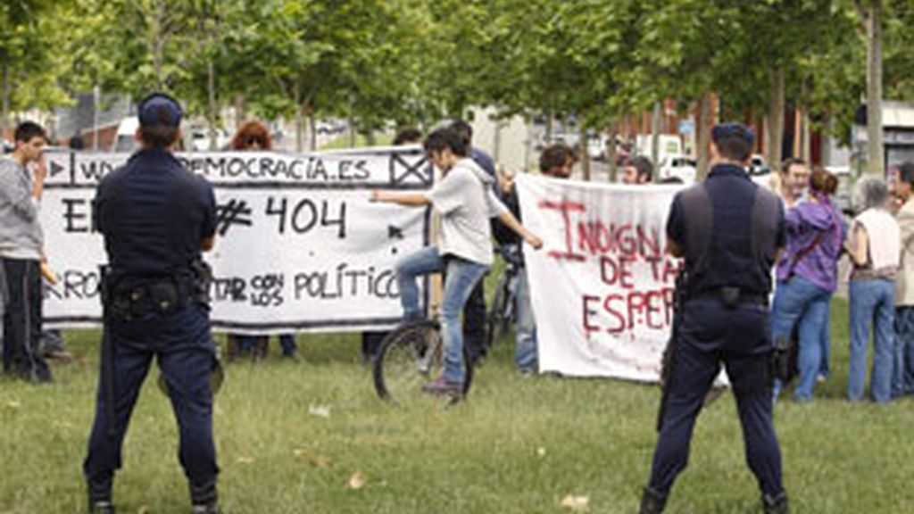 Los indignados de en la puerta del Sol de Madrid protestan hoy frente a la Asamblea regional. Foto: EFE Los indignados de en la puerta del Sol de Madrid protestan hoy frente a la Asamblea regional. Foto: EFE
