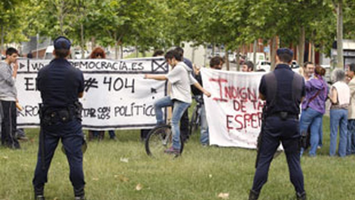 Los indignados de en la puerta del Sol de Madrid protestan hoy frente a la Asamblea regional. Foto: EFE