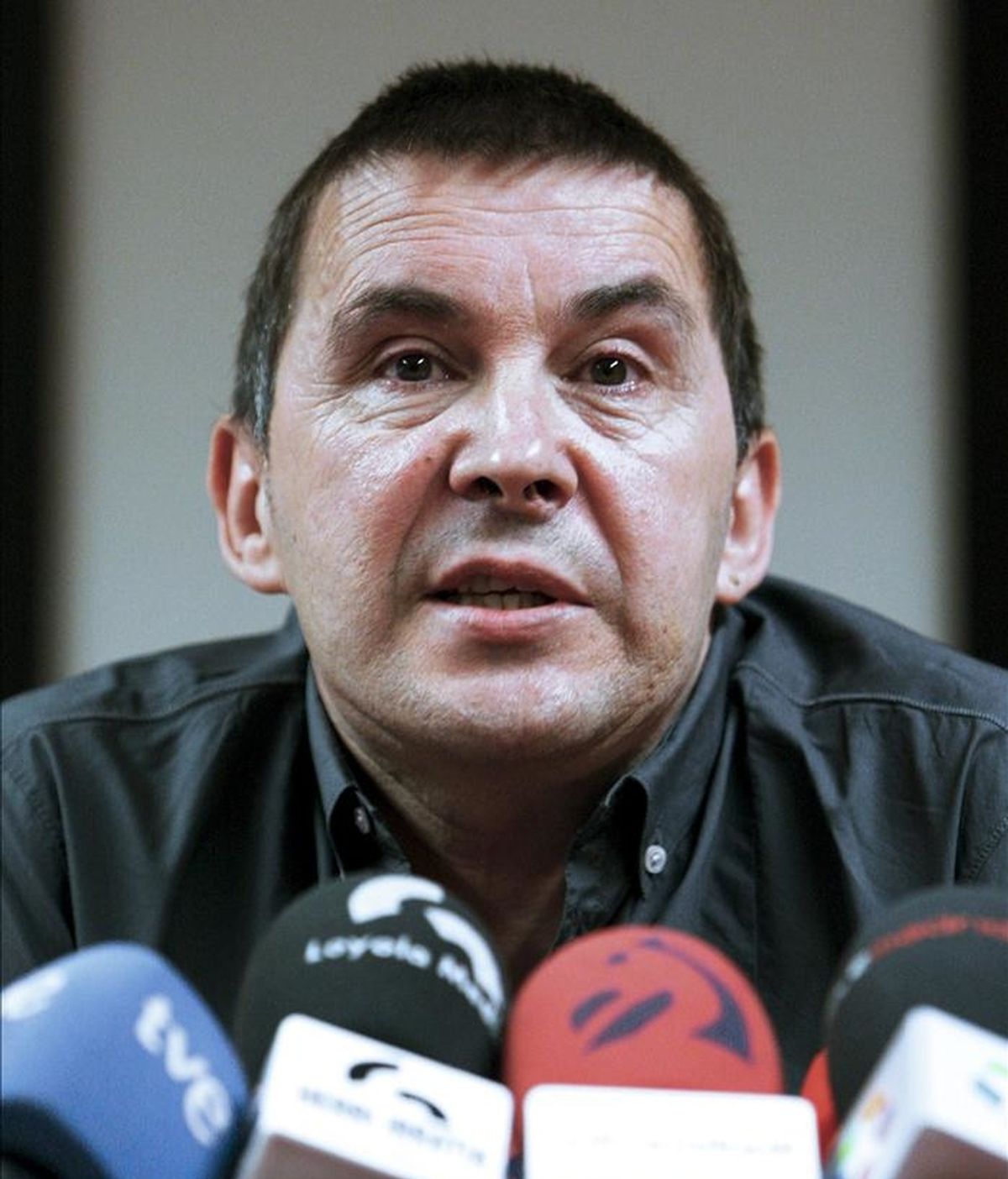El exportavoz de Batasuna Arnaldo Otegi, encarcelado en la prisión de Logroño, ha admitido que la izquierda abertzale sufrió una merma en su credibilidad tras los fracasos de los dos últimos procesos de diálogo, por lo que su primera "batalla" ha consistido en recuperar el crédito perdido. EFE/Archivo El exportavoz de Batasuna Arnaldo Otegi, encarcelado en la prisión de Logroño, ha admitido que la izquierda abertzale sufrió una merma en su credibilidad tras los fracasos de los dos últimos procesos de diálogo, por lo que su primera "batalla" ha consistido en recuperar el crédito perdido. EFE/Archivo