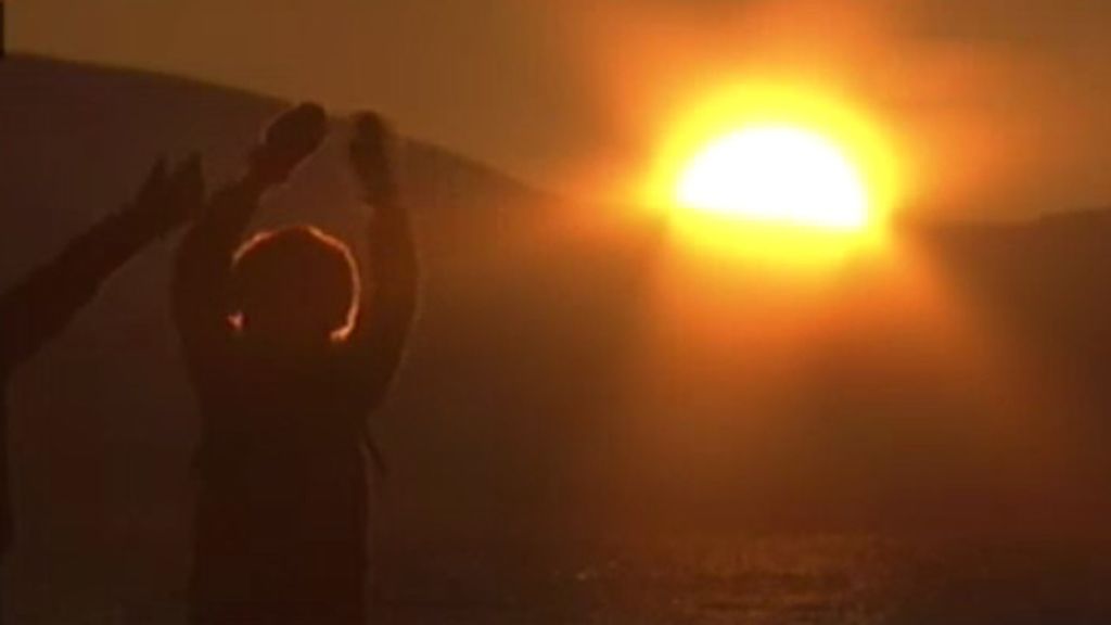 Sale el sol en Noruega tras dos meses de oscuridad