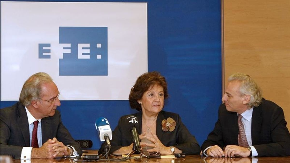 La directora del Instituto Cervantes, Carmen Caffarel, el presidente de la Agencia Efe, Alex Grijelmo (d), y el presidente de la Fundación de la Lengua Española, José Vega (i). EFE/Archivo
