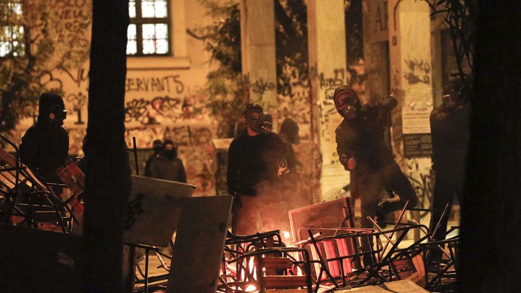 La marcha que conmemora en Atenas la revuelta del 73 acaba con disturbios